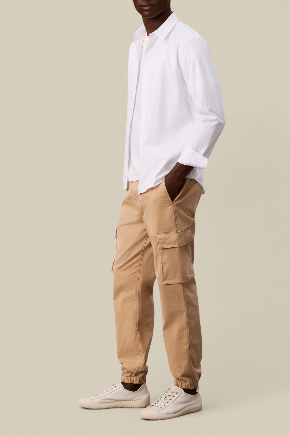 תמונת כל הלוק של מכנסי קרגו סקיני